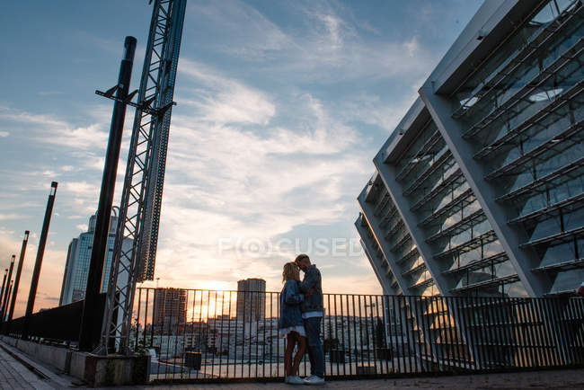Живописный вид молодой взрослой пары в повседневной одежде на современные здания — стоковое фото