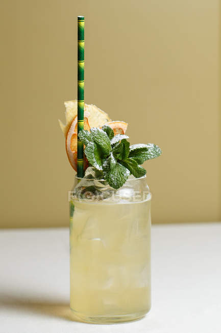 Close-up view of glass with fresh cold summer cocktail decorated with mint leaves and straw — Stock Photo