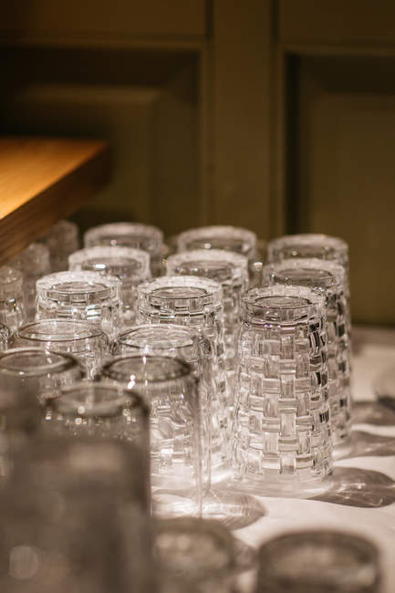 Vue rapprochée des verres fraîchement lavés — Photo de stock