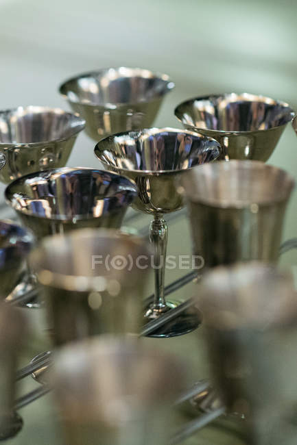 Vista de cerca de vasos de metal recién lavados para cócteles - foto de stock