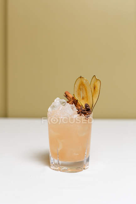 Крупним планом склянка зі свіжим холодним літнім коктейлем — стокове фото