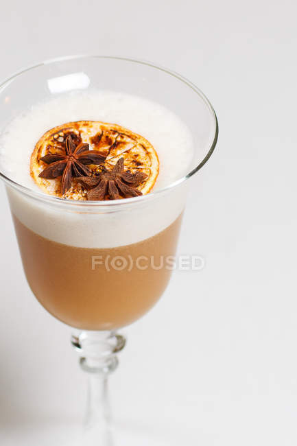 Nahaufnahme des Cocktails mit Schaumstoff isoliert auf weißem Hintergrund — Stockfoto