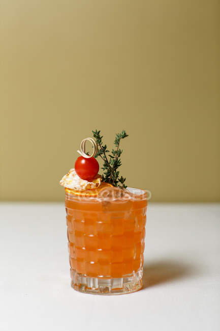 Vue rapprochée du verre avec cocktail d'été frais et froid avec glace — Photo de stock