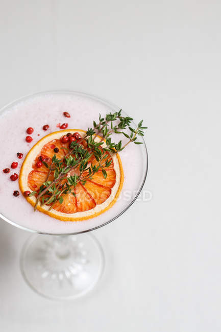 Vue aérienne du verre avec cocktail frais d'été froid avec tranche d'orange séchée — Photo de stock