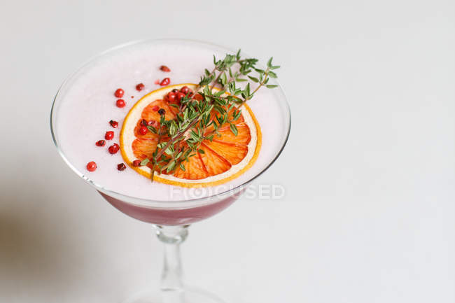 Vue aérienne du verre avec cocktail frais d'été froid avec tranche d'orange séchée — Photo de stock
