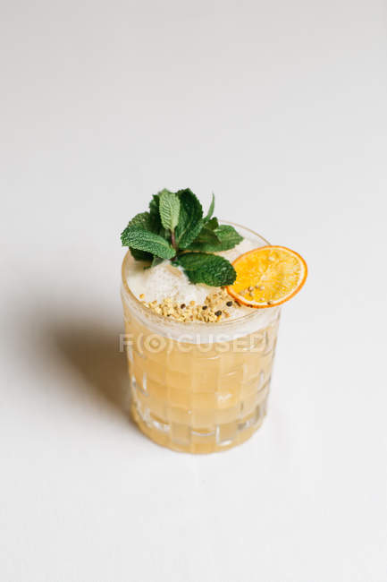 Вид зверху коктейль прикрашені з листя зеленого м'яти та сушені часточки апельсина — стокове фото