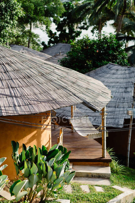Détails de bungalow confortable avec hamac à la station — Photo de stock
