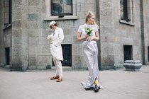 Casal recém-casado posando na rua da cidade — Fotografia de Stock