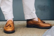 Vista ritagliata di gambe maschili che indossano scarpe alla moda — Foto stock