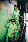 Elegante coppia di sposi in posa su scala urbana in vecchio edificio — Foto stock