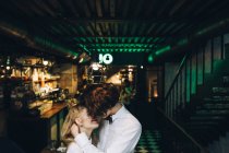 Jeune couple élégant embrasser dans l'intérieur du bar — Photo de stock