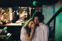 Junger Mann hält und küsst Freundin Hand in Bar — Stockfoto
