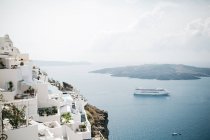 Vista panorámica de la arquitectura y el mar en la majestuosa Santorini, Egeo del Sur, Thira, Santorini, Grecia - foto de stock