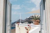 Живописный вид на отель в величественном Санторини, на юге Эгейского моря, Тира, Санторини, Греция — стоковое фото
