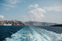 Vista panoramica sul mare e sulle montagne nella maestosa Santorini, Egeo meridionale, Thira, Santorini, Grecia — Foto stock