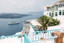 Vista panorámica del hotel en la majestuosa Santorini, Egeo del Sur, Thira, Santorini, Grecia - foto de stock