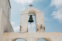 Живописный вид на церковный колокол и крест в величественных Санторини, Эгейском море, Тире, Санторини, Греция — стоковое фото