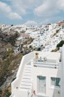 Vue panoramique de l'hôtel et de la ville dans le majestueux Santorin, Égée du Sud, Thira, Santorin, Grèce — Photo de stock