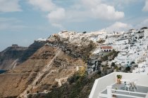 Живописный вид на отель и город в величественном Санторини, Эгейском море, Тира, Санторини, Греция — стоковое фото