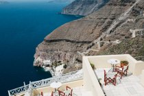 Живописный вид на отель и горы в величественных Санторини, Эгейском море, Тира, Санторини, Греция — стоковое фото