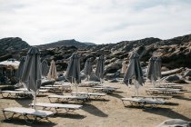 Живописный вид на красивый пляж в Паросе, Эгейское море, Киклад, Греция — стоковое фото
