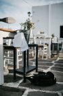 Vue rapprochée des meubles de café à l'hôtel, Paros, Mer Égée, Cyclades, Grèce — Photo de stock