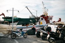 Живописный вид на корабль и велосипеды в Паросе, Эгейское море, Киклад, Греция — стоковое фото