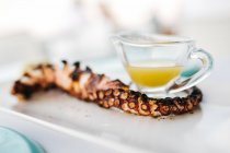 Vue rapprochée du tentacule de poulpe avec sauce au restaurant — Photo de stock