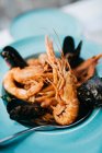 Vue rapprochée des crevettes frites et des moules dans un bol — Photo de stock
