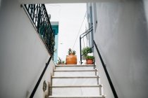 Escadaria do edifício em Paros, Mar Egeu, Cíclades, Grécia — Fotografia de Stock