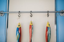 Vue rapprochée des appâts de pêche suspendus aux crochets — Photo de stock