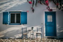 Vista panorámica de la fachada del edificio en Paros, mar Egeo, Cícladas, Grecia - foto de stock