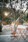 Vista panorámica de la cafetería de la calle en Paros, Mar Egeo, Cícladas, Grecia - foto de stock