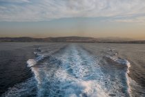 Vista panorámica del agua de mar en Pireas, Mar Egeo, Cícladas, Grecia - foto de stock