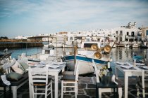 Vue panoramique sur le café de rue contre le port de Paros, mer Égée, Cyclades, Grèce — Photo de stock