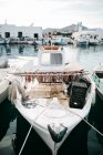 Vista panorâmica de barcos e edifícios em fundo em Paros, Mar Egeu, Cíclades, Grécia — Fotografia de Stock