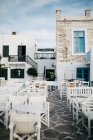 Живописный вид на уличное кафе в Паросе, Эгейское море, Киклад, Греция — стоковое фото