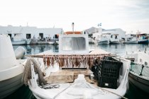 Мальовничий вид на човнах і будівель на фоні Парос, Егейське море, Кіклади, Греція — стокове фото