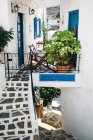 Vue panoramique du bâtiment avec escalier et plantes, Paros, Mer Égée, Cyclades, Grèce — Photo de stock