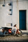 Bicicleta de pé contra a parede de construção em Paros, Mar Egeu, Cíclades, Grécia — Fotografia de Stock
