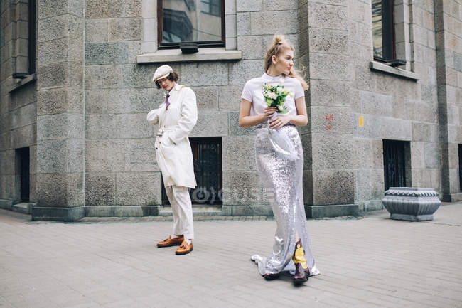Newlywed couple posing on city street — Stock Photo
