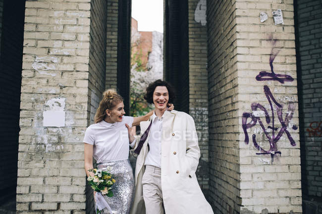 Couple nouvellement marié marchant dans la rue de la ville — Photo de stock
