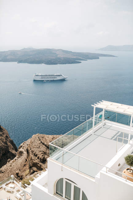 Vista panorâmica do hotel em majestoso Santorini, Sul do Egeu, Thira, Santorini, Grécia — Fotografia de Stock