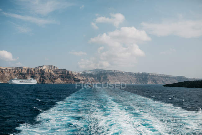 Vue panoramique sur la mer et les montagnes dans le majestueux Santorin, Égée du Sud, Thira, Santorin, Grèce — Photo de stock
