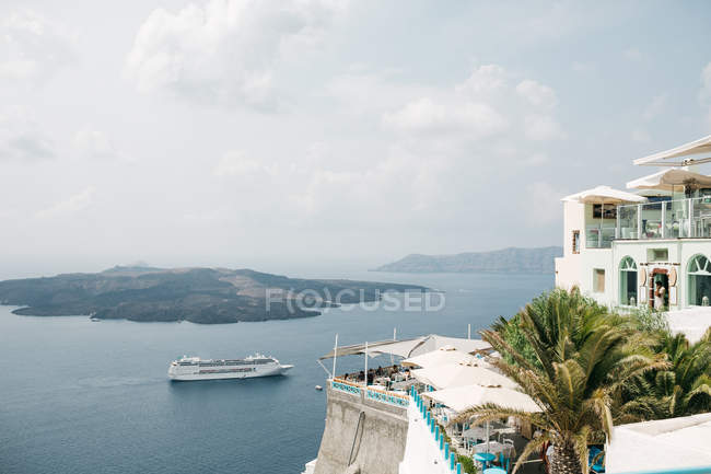 Vista panorámica del hotel en la majestuosa Santorini, Egeo del Sur, Thira, Santorini, Grecia - foto de stock