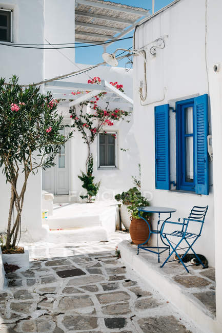 Vue panoramique de l'architecture sur la rue de Paros, mer Égée, Cyclades, Grèce — Photo de stock