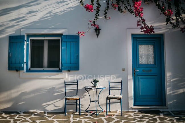 Vista panorâmica da fachada de construção em Paros, Mar Egeu, Cíclades, Grécia — Fotografia de Stock