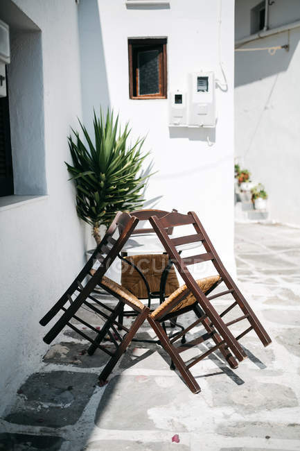 Vue panoramique sur les chaises de la rue de Paros, mer Égée, Cyclades, Grèce — Photo de stock