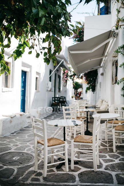 Живописный вид на уличное кафе в Паросе, Эгейское море, Киклад, Греция — стоковое фото