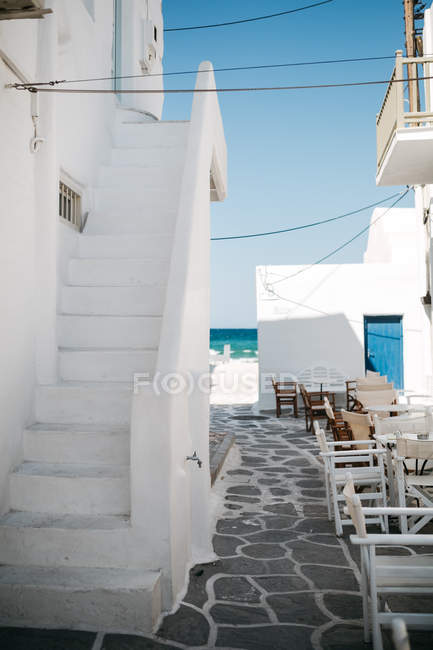 Мальовничий вид на вуличних кафе, Парос, Егейське море, Кіклади, Греція — стокове фото